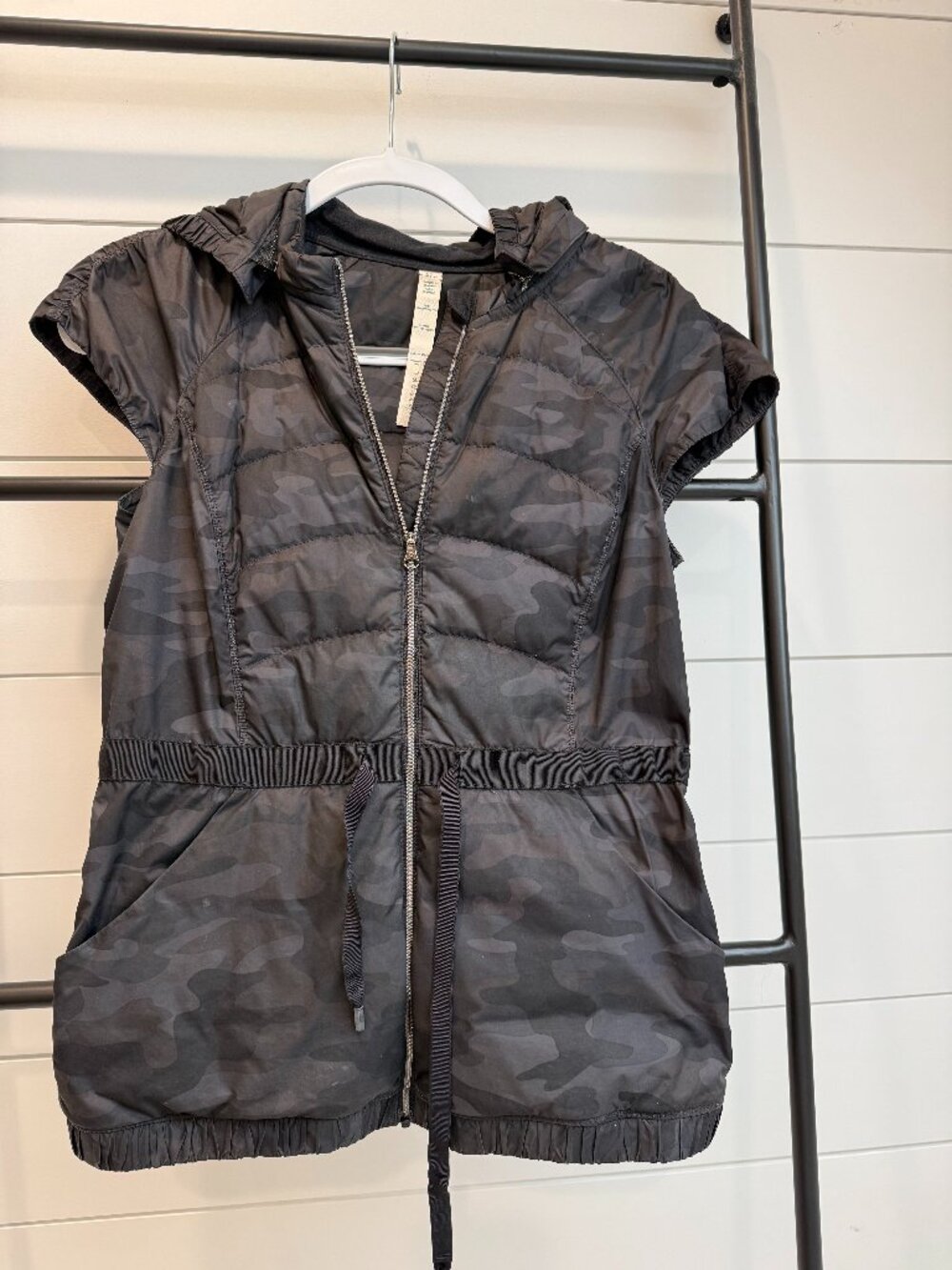 Lululemon Size 6- Cap Sleeve Camo Vest/Anorak with Detachable Hood Black
